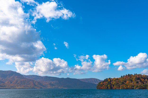 美しい秋の葉っぱの風景 秋は壮大な色彩に満ちている トワダ湖からの景色