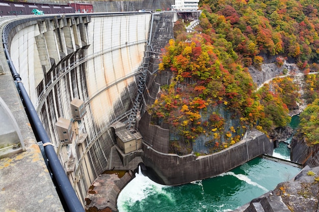 美しい秋の風景とダム