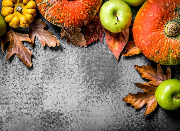 Foto bellissimo paesaggio autunnale con fogliame colorato nel parco foglie cadenti sfondo naturale