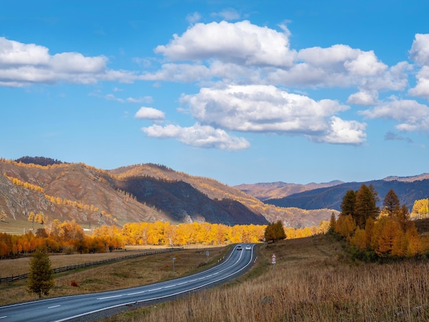 Фото Красивые осенние горные дороги на шоссе