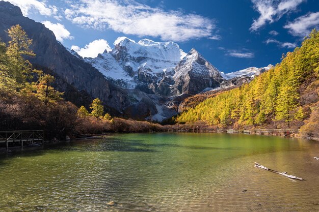 Photo beautiful autumn scene of pearl lake in daocheng yading national park sichuan china