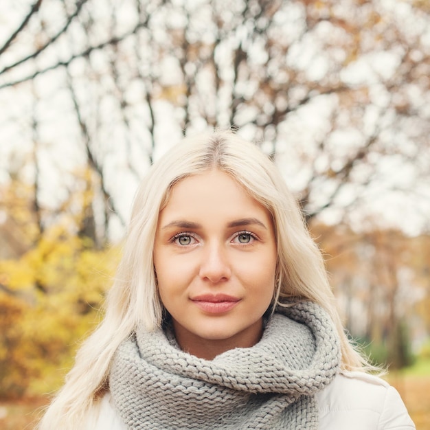 Bella donna autunnale sullo sfondo della natura autunnale. bella ragazza all'aperto