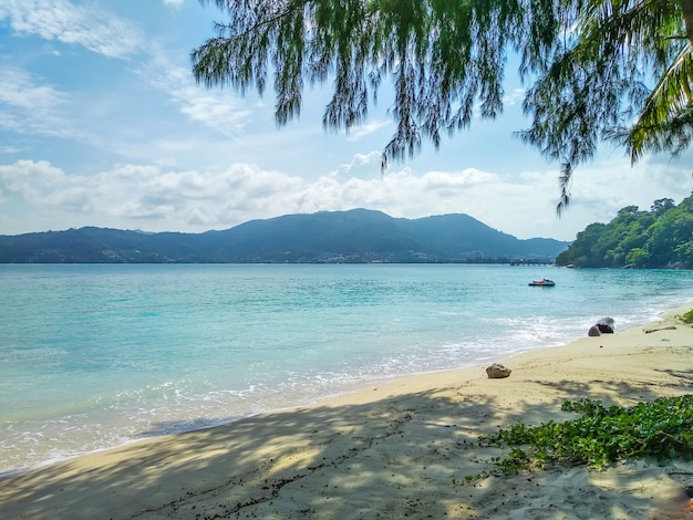 プーケット島のタイの美しい紺碧の透明な暖かい海。ビーチ。モバイル写真。