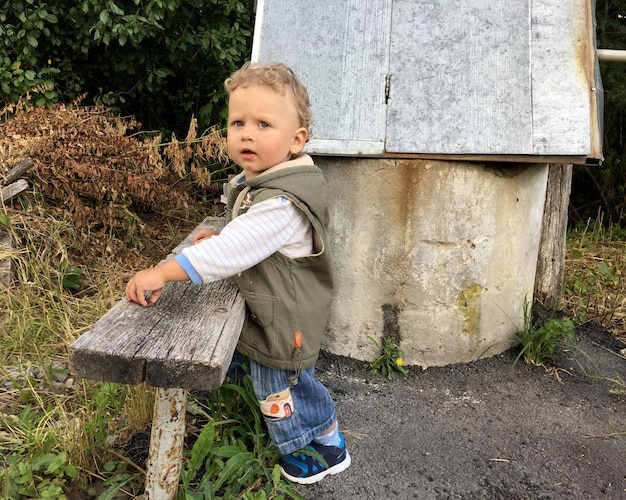 Photo beautiful baby boy with child face posing photographer