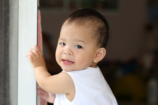 Foto bella bambina sorridente felicemente