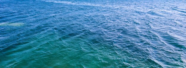 青い海の休息と海岸のリラクゼーションの美しい背景