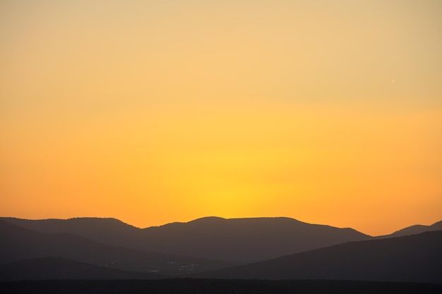 山の夕日の美しい背景