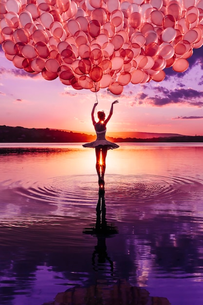 Красивая балерина в озере с воздушными шарами