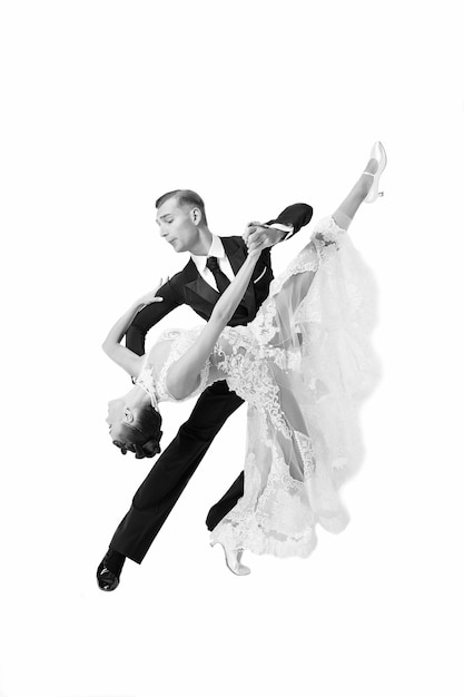 Фото Красивая пара бальных танцев в танцевальной позе на белом фоне чувственные профессиональные танцоры танцуют вальс танго слоуфокс и квикстеп