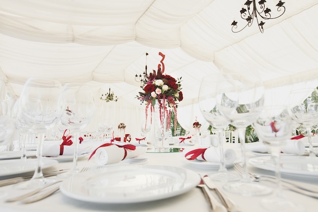 結婚披露宴用のテントの下にある美しい宴会場。