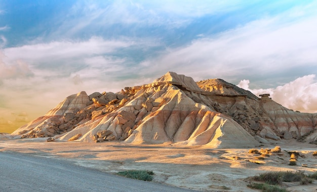 Красивая Bardenas Kastildeterra в пустыне на закате Испании