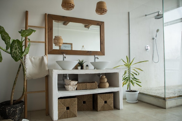 Bellissimo bagno interno con luce naturale