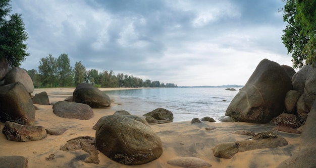 Красивый пляж залива со скалами и камнями в течение дня место для отдыха и отдыха