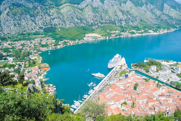 La bellissima baia di kotor in montenegro.