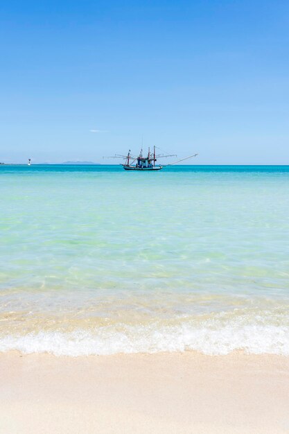 青い空を背景に漁師のボートと美しい湾パンガン島タイの熱帯の砂浜と海水