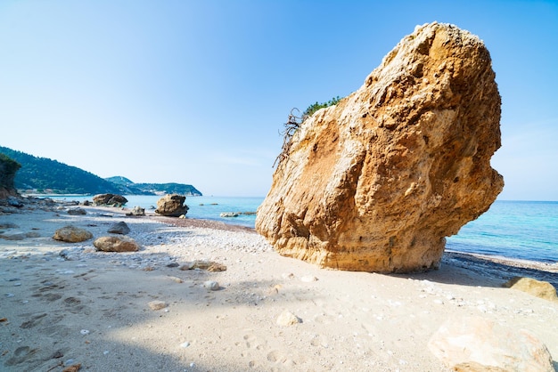 写真 ギリシャの壮大な海岸線の美しいビーチと水湾ターコイズ ブルーの透明な水のユニークな岩ギリシャの夏のトップの旅行先