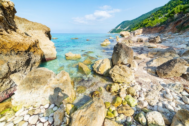 写真 ギリシャの美しい海辺と水の湾 壮観な海岸線 ターコイズ青い透明な水 ユニークな岩石 ギリシャ 夏の旅行先