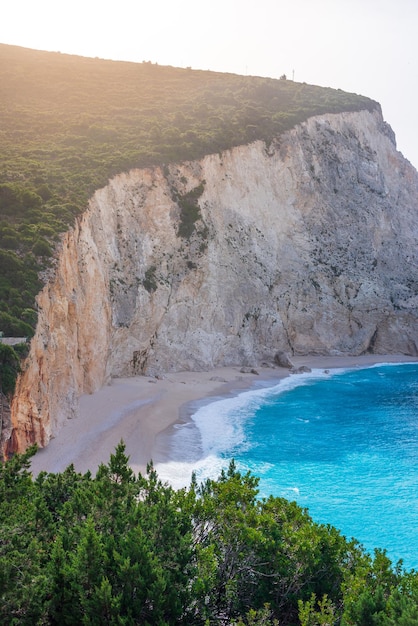 写真 ギリシャの壮大な海岸線の美しいビーチと水湾 ターコイズ ブルーの透明な水 ユニークな岩の崖 ギリシャの夏のトップ旅行先 レフカダ島