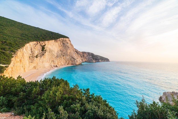 写真 ギリシャの美しい海辺と海湾 壮観な海岸線 ターコイズブルーの透明な水 独特の岩の崖 ギリシャ 夏の旅行先 レフカダ島