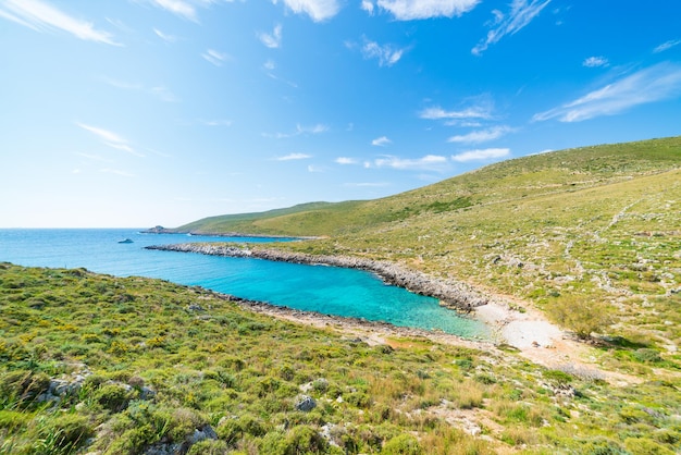 사진 그리스의 아름다운 해변과 바가, 화려한 해안선, 투르코이즈 파란색, 투명한 물, 독특한 바위 절벽, 그리스, 여름 최고의 여행지, 펠로폰네소스