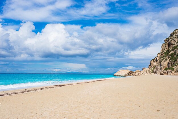 写真 ギリシャの美しい海辺と海湾 壮観な海岸線 ターコイズブルーの透明な水 独特の岩の崖 ギリシャ 夏の旅行先