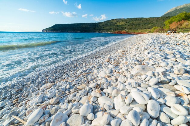 写真 ギリシャの美しい海辺と海湾 壮観な海岸線 ターコイズブルーの透明な水 ユニークな白い小石 ギリシャ 夏の旅行先 マニ半島 ペロポネセス