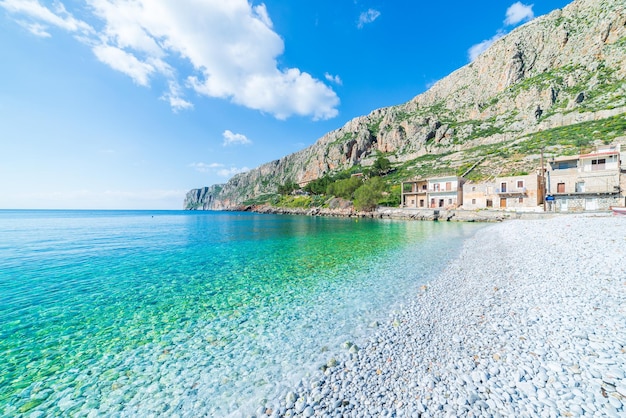 写真 ギリシャの壮大な海岸線の美しいビーチと水湾ターコイズ ブルーの透明な水白い小石ギリシャ夏のトップ旅行先マニ半島ペロポネソス