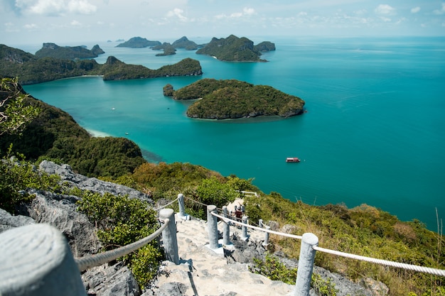 Foto bella spiaggia a ang thong national park, thailandia