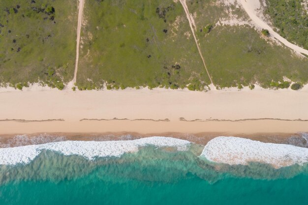 Foto una bella spiaggia sullo sfondo con sabbia e onde