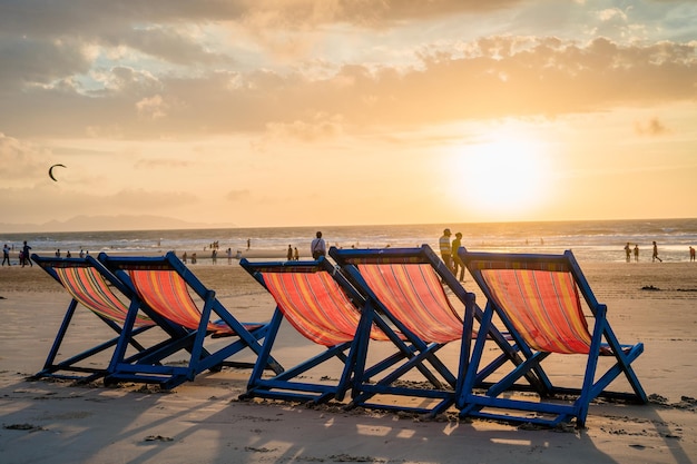 Bella spiaggia primo piano di sedie sulla spiaggia di sabbia vicino al mare vacanze estive e vacanze