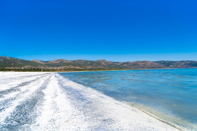 Foto bellissima spiaggia dal lago burdur salda