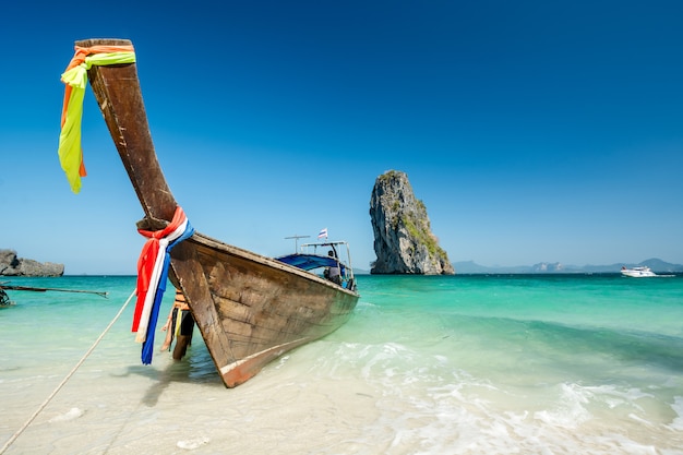 Bello paesaggio della spiaggia in tailandia