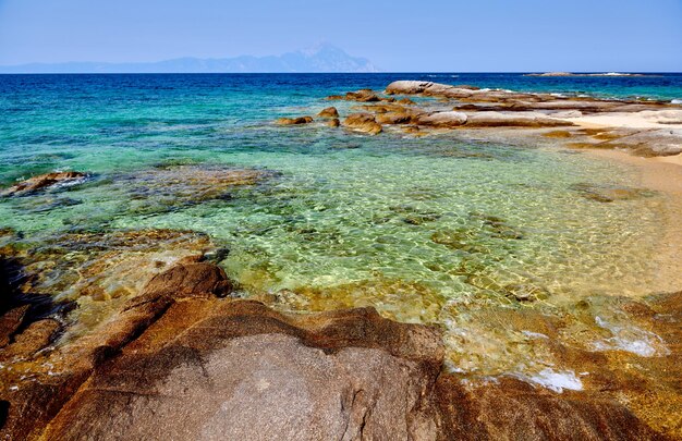 ギリシャの美しいビーチと岩の多い海岸線の風景