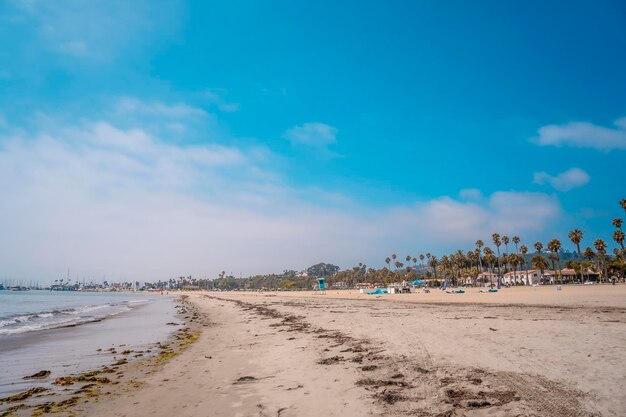 夏のカリフォルニア州アメリカ合衆国のサンタバーバラの美しいビーチ