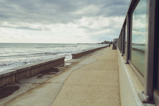 Foto bella spiaggia vista sul mare di cipro.