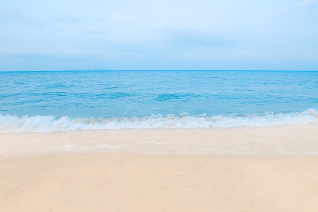 Красивый пляж летом, синее море с белым песком.