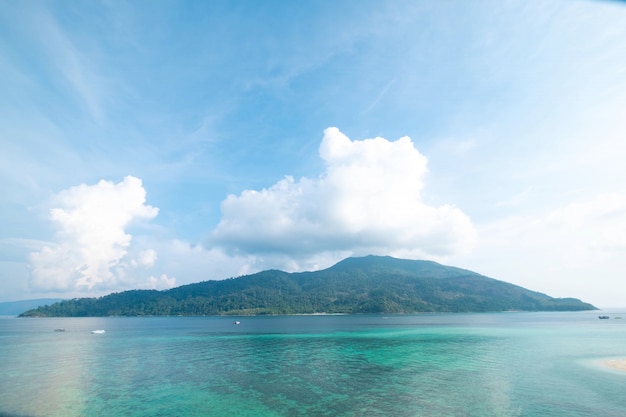 夏の時間の概念の美しいビーチは旅行、休日、休暇します。タイのリペ島で熱帯の楽園ビーチの自然風景