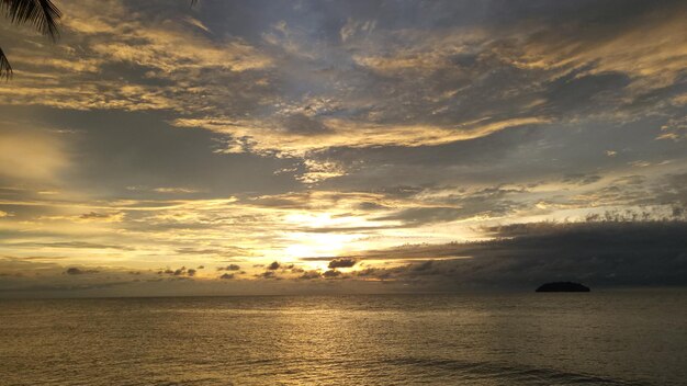 Foto splendida spiaggia tramonto cielo nuvoloso