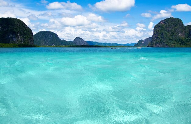 美しいビーチと熱帯の海