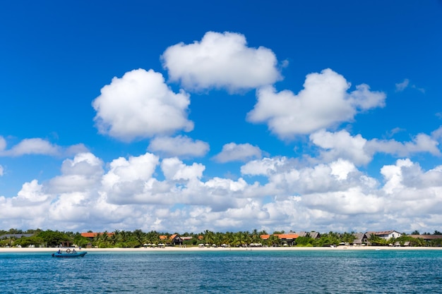 Bella spiaggia e mare tropicale