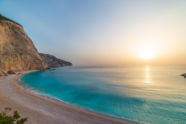 그리스의 장엄한 해안선에 있는 아름다운 해변과 물만 푸른 물 독특한 바위 절벽 위로 멋진 일몰 하늘 그리스 여름 최고의 여행 목적지 레프카다 섬