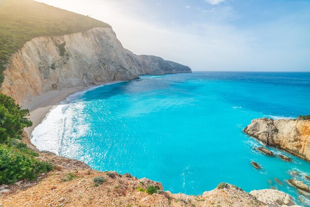 Foto bella spiaggia e baia d'acqua nella grecia spettacolare linea costiera acque trasparenti blu turchese scogliere rocciose uniche grecia destinazione turistica estiva principale isola di lefkada