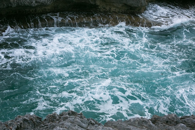 Foto bellissima spiaggia con acqua blu nell'isola di maiorca spagna