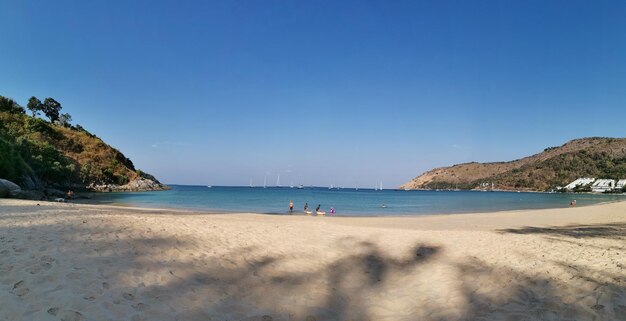 Foto bellissima spiaggia con cielo azzurro e limpido