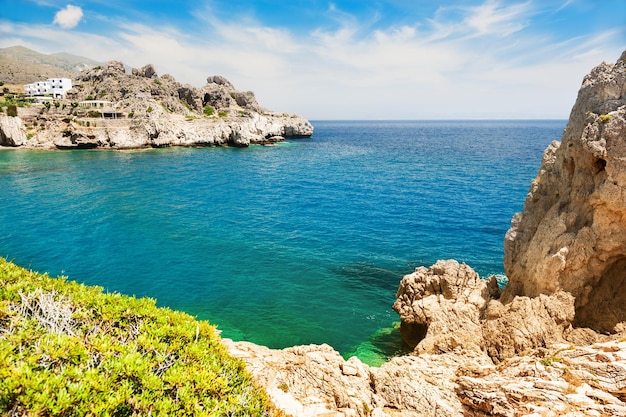 澄んだターコイズブルーの水と岩のある美しいビーチ。ギリシャ、クレタ島。