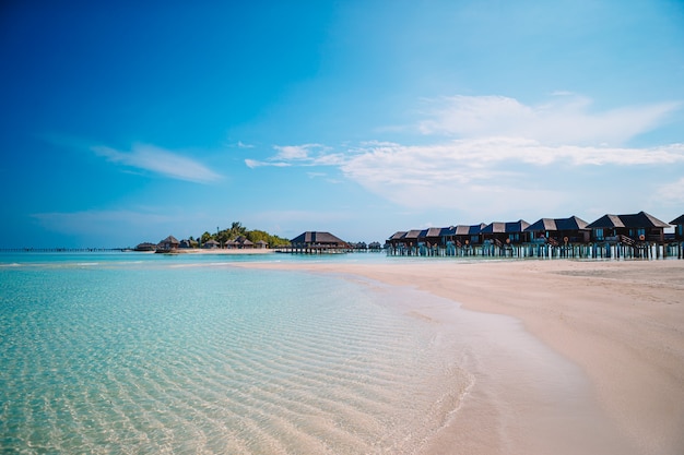 Bellissima spiaggia con palme e cielo lunatico. concetto del fondo di vacanza di viaggio di vacanze estive. spiaggia paradiso delle maldive.