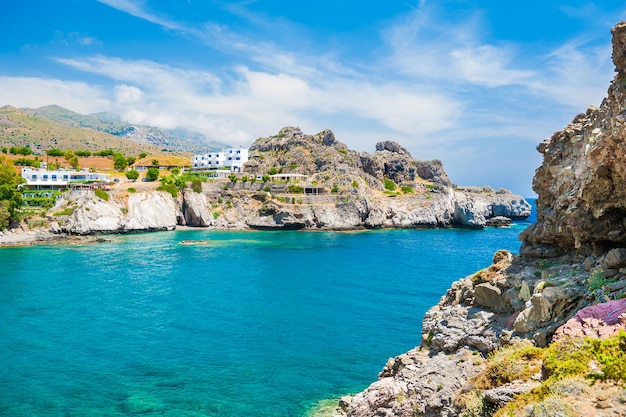 Красивый пляж с бирюзовой водой и скалами. Остров Крит, Греция.
