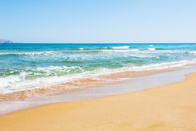 ターコイズブルーの水と白い砂浜のある美しいビーチ。ギリシャ、クレタ島