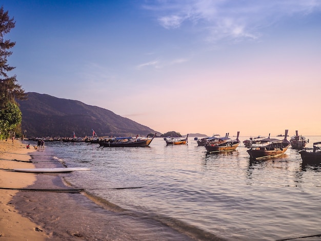 Photo beautiful beach with the twilight and sunset sky at koh lipe island, thailand.