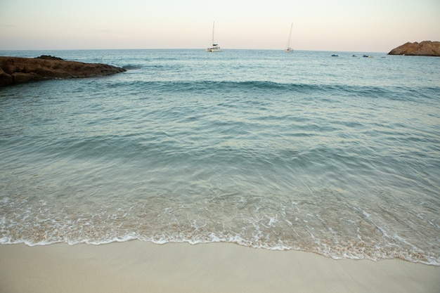 이비자 섬의 지중해에 있는 매우 깨끗하고 푸른 물이 있는 아름다운 해변